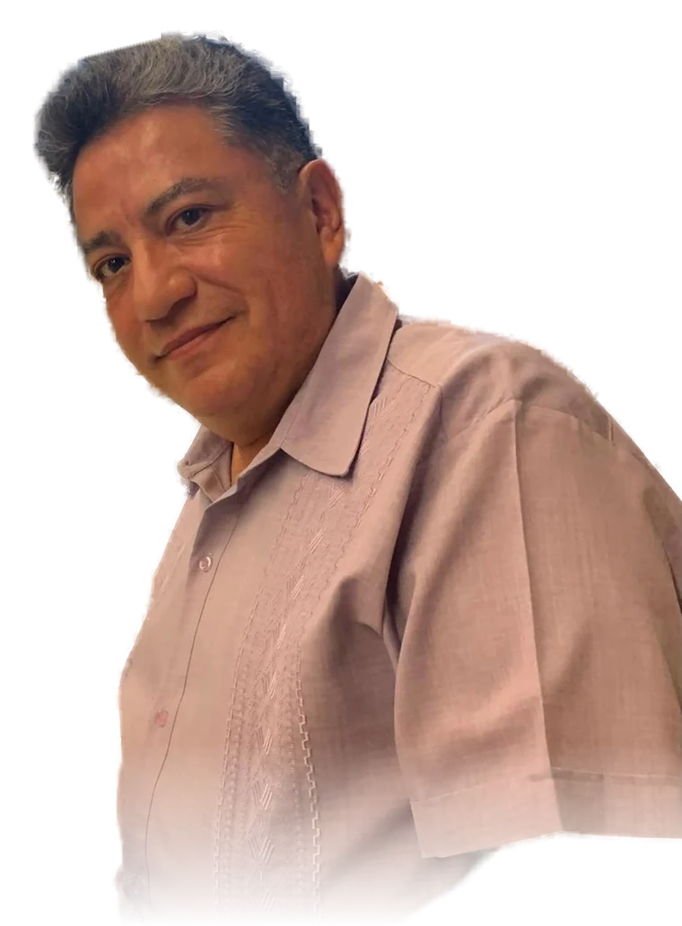 Rigo Sáenz sonriendo, con guayabera